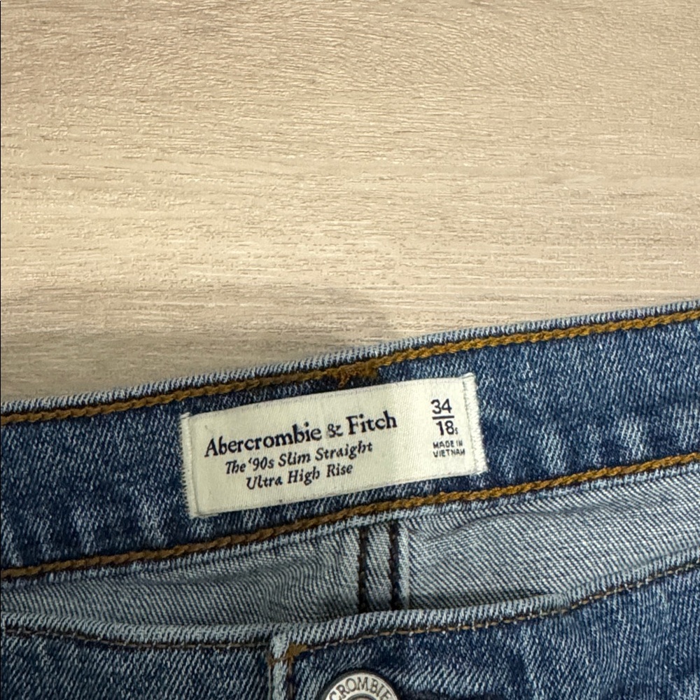 abercombie slim straight 90s jeans. - Picture 2 of 5
